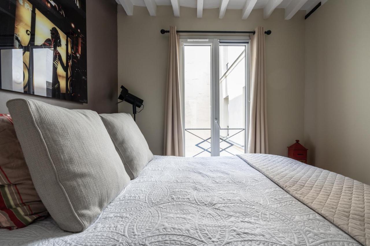 Room In Apartment - Cosy Place In The Hear Of パリ エクステリア 写真